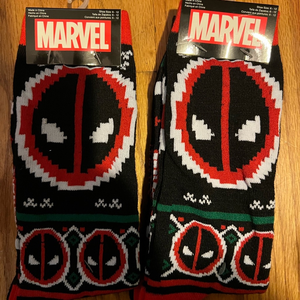 MARVELS DEADPOOL XMAS CREW SOCKS. SET OF 2. BRAND NEW. ADULT SIZE 6-12